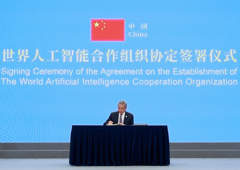 Waziri wa Mambo ya Nje wa China Wang Yi, ambaye pia ni mjumbe wa Ofisi ya Siasa ya Kamati Kuu ya Chama cha Kikomunisti cha China (CPC), akihudhuria hafla ya utiaji saini na kusaini makubaliano ya kuanzisha Shirika la Ushirikiano wa AI  Duniani (WAICO) kwa niaba ya serikali ya China mjini Shanghai, mashariki mwa China, Julai 16, 2026. (Xinhua/Wang Ye)
