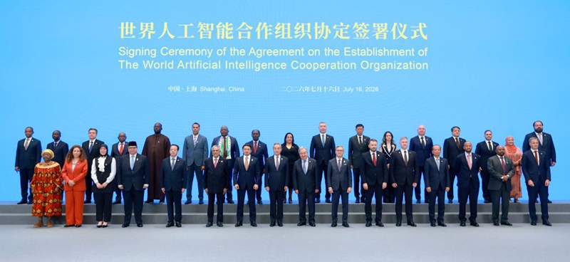 Waziri wa Mambo ya Nje wa China Wang Yi, ambaye pia ni mjumbe wa Ofisi ya Siasa ya Kamati Kuu ya Chama cha Kikomunisti cha China (CPC), akihudhuria hafla ya utiaji saini na kusaini makubaliano ya kuanzisha Shirika la Ushirikiano wa AI Duniani (WAICO) kwa niaba ya serikali ya China, sambamba na wajumbe wa nchi zingine mjini Shanghai, mashariki mwa China, Julai 16, 2026. (Xinhua/Wang Ye)