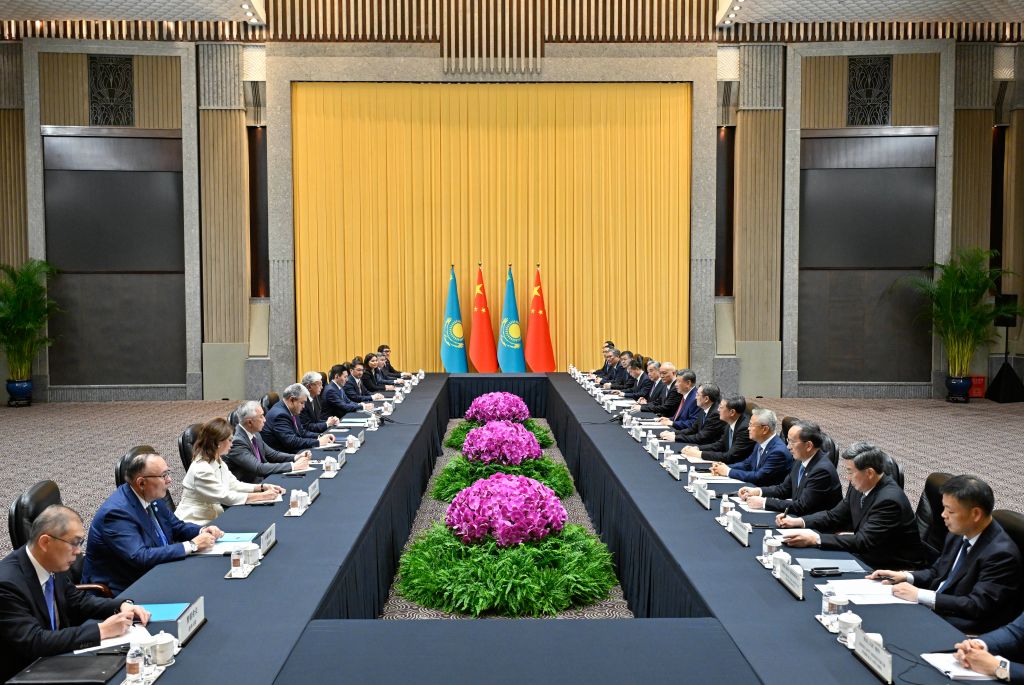 Rais wa China Xi Jinping akikutana na Rais wa Kazakhstan Kassym-Jomart Tokayev, ambaye yuko China kuhudhuria Mkutano wa AI Duniani 2026 na Mkutano wa Ngazi ya Juu kuhusu Usimamizi wa AI  Duniani, mjini Shanghai, mashariki mwa China, Julai 16, 2026. (Xinhua/Zhai Jianlan)