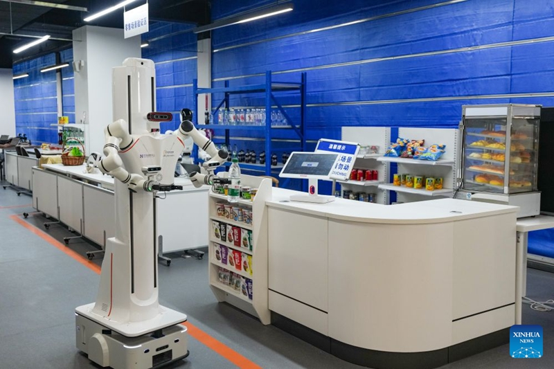 Roboti ikiwasilisha bidhaa ndani ya duka la rejareja la mfano wa duka lisiloendeshwa na watu kwenye kituo cha mafunzo ya teknolojia na uvumbuzi wa roboti cha Maabara ya Tianfu Jiangxi mjini Chengdu, Mkoa wa Sichuan, kusini magharibi mwa China, Julai 15, 2026. (Xinhua/Wang Xi) 