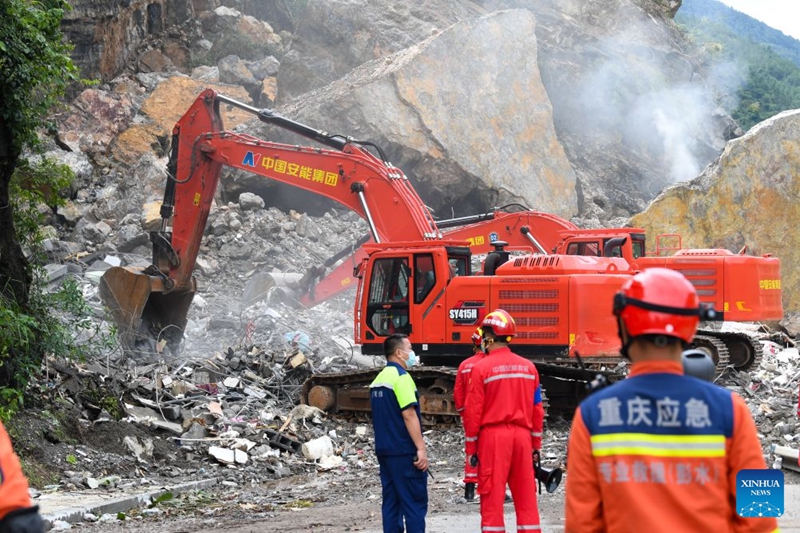 Waokoaji wakifanya kazi kwenye eneo la kuporomoka kwa mlima katika Wilaya Inayojiendesha ya Makabila ya Wamiao na Watujia ya Pengshui, huko Chongqing, kusini magharibi mwa China, Julai 19, 2026. (Xinhua/Tang Yi)