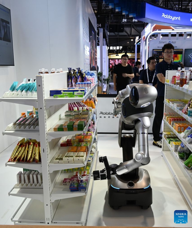 Roboti ikichukua pakiti mfano wa dawa kutoka ndani ya rafu kwenye Mkutano wa AI Duniani 2026 unaofaynika Shanghai, mashariki mwa China, Julai 19, 2026. (Xinhua/Huang Xiaoyong)