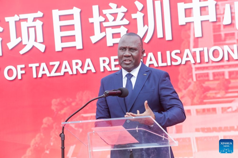 Katibu Mkuu katika Wizara ya Uchukuzi ya Tanzania Godius Kahyarara akitoa hotuba kwenye hafla ya uwekaji jiwe la msingi jijini Dar es Salaam, Tanzania, Julai 17, 2026. (Xinhua/Emmanuel Herman)