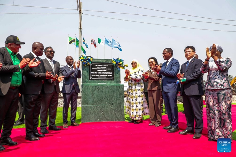 Rais wa Tanzania Samia Suluhu Hassan (wa tano, kulia) akiongoza hafla ya kuweka jiwe la msingi kwa sehemu ya sita ya Reli ya SGR inayojengwa na kampuni ya China, inayounganisha mikoa ya Tabora na Kigoma, katika Mkoa wa Kigoma, Tanzania, Julai 20, 2026. (Picha na Emmanuel Herman/Xinhua)