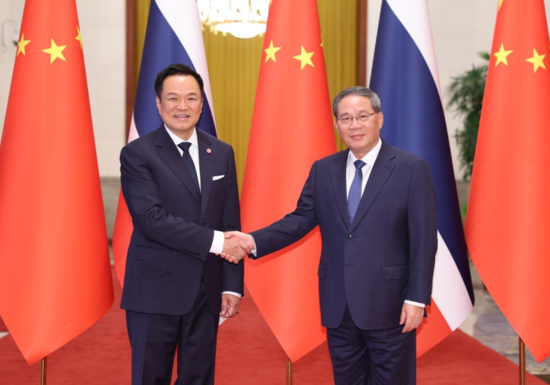 Waziri Mkuu wa China Li Qiang akifanya mazungumzo na Waziri Mkuu wa Nchi ya Kifalme ya Thailand Anutin Charnvirakul, ambaye yuko katika ziara rasmi nchini China, kwenye Jumba la Mikutano ya Umma la Beijing, China, Julai 20, 2026. (Xinhua/Huang Jingwen)