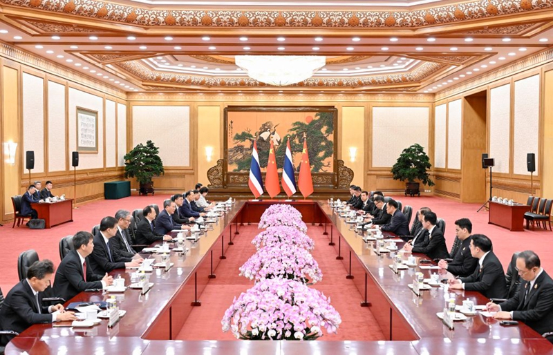 Waziri Mkuu wa China Li Qiang akifanya mazungumzo na Waziri Mkuu wa Nchi ya Kifalme ya Thailand Anutin Charnvirakul, ambaye yuko katika ziara rasmi nchini China, kwenye Jumba la Mikutano ya Umma la Beijing, China, Julai 20, 2026. (Xinhua/Yin Bogu)