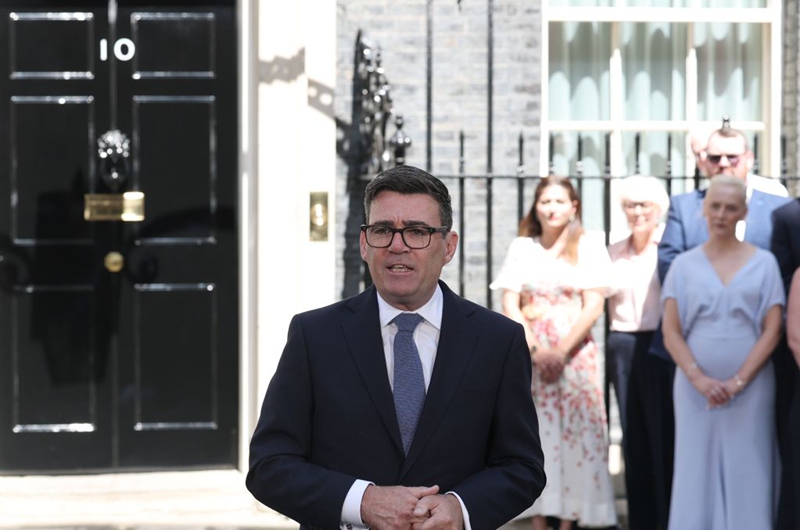 Andy Burnham akitoa hotuba yake ya kwanza tangu awe waziri mkuu wa Uingereza nje ya Mtaa No. 10 wa Downing jijini London, Uingereza, Julai 20, 2026. (Xinhua/Li Ying)