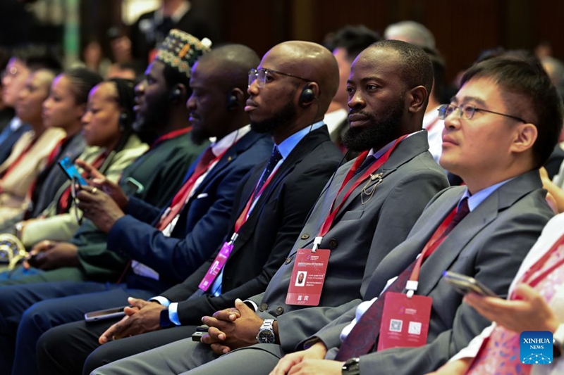 Washiriki wakionekana kwenye ufunguzi wa Jukwaa la Maendeleo ya Kidijitali ya Njia ya Hariri la Mkutano wa Intaneti Duniani 2026 mjini Xi'an, Mkoa wa Shaanxi, kaskazini magharibi mwa China, Julai 22, 2026. (Xinhua/Zou Jingyi)