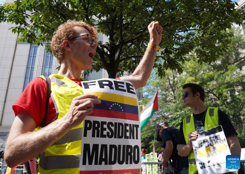 Wafuasi wa Rais wa Venezuela Nicolas Maduro wakiandamana nje ya mahakama jijini New York, Marekani, Julai 22, 2026. (Xinhua/Zhang Fengguo)