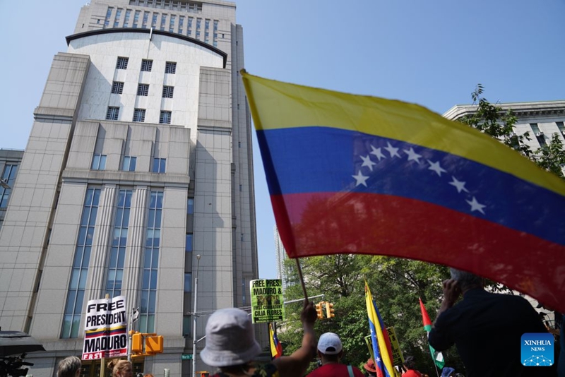 Wafuasi wa Rais wa Venezuela Nicolas Maduro wakiandamana nje ya mahakama jijini New York, Marekani, Julai 22, 2026. (Xinhua/Zhang Fengguo)