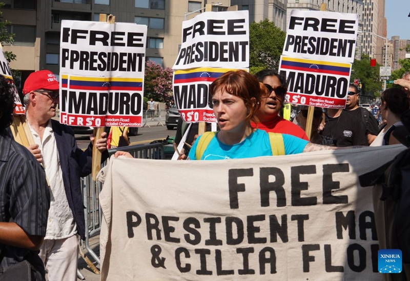 Wafuasi wa Rais wa Venezuela Nicolas Maduro wakiandamana nje ya mahakama jijini New York, Marekani, Julai 22, 2026. (Xinhua/Zhang Fengguo)
