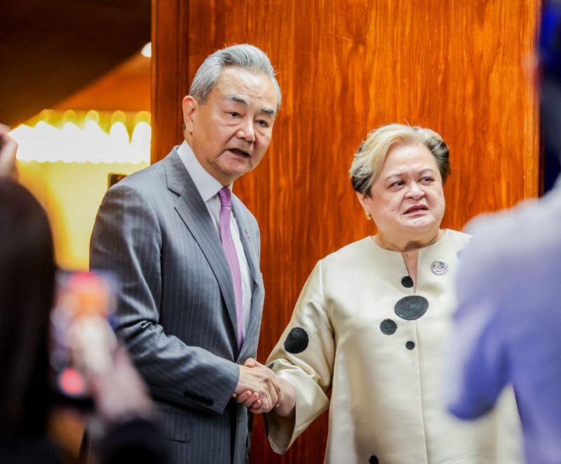 Waziri wa Mambo ya Nje wa China Wang Yi, ambaye pia ni mjumbe wa Ofisi ya Siasa ya Kamati Kuu ya Chama cha Kikomunisti cha China (CPC), akikutana na Waziri wa Mambo ya Nje wa Ufilipino Ma. Theresa Lazaro, huko Manila, Ufilipino, Julai 22, 2026. (Xinhua/Guo Yige)