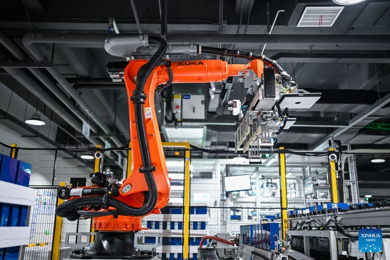 Mkono wa roboti ukifanya kazi ndani ya karakana ya uzalishaji wa vifaa vya kuhifadhi nishati kwenye Kituo cha Nishati ya Kisasa cha Kampuni ya Sigenergy cha Nantong, Nantong, Mkoa wa Jiangsu, mashariki mwa China, Julai 24, 2026. (Xinhua/Chen Yehua)