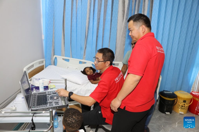 Madaktrari wa timu ya madaktari ya China wakifanya uchunguzi wa ultrasaundi kwa mtoto mwenyeji ikiwa ni sehemu ya huduma za utambuzi na matibabu bila malipo wakati wa kliniki ya muda ya wazi kwa umma visiwani Zanzibar, Tanzania, Julai 25, 2026. (Kundi la 35 la timu ya madaktari ya China visiwani Zanzibar, Tanzania/kupitia Xinhua)