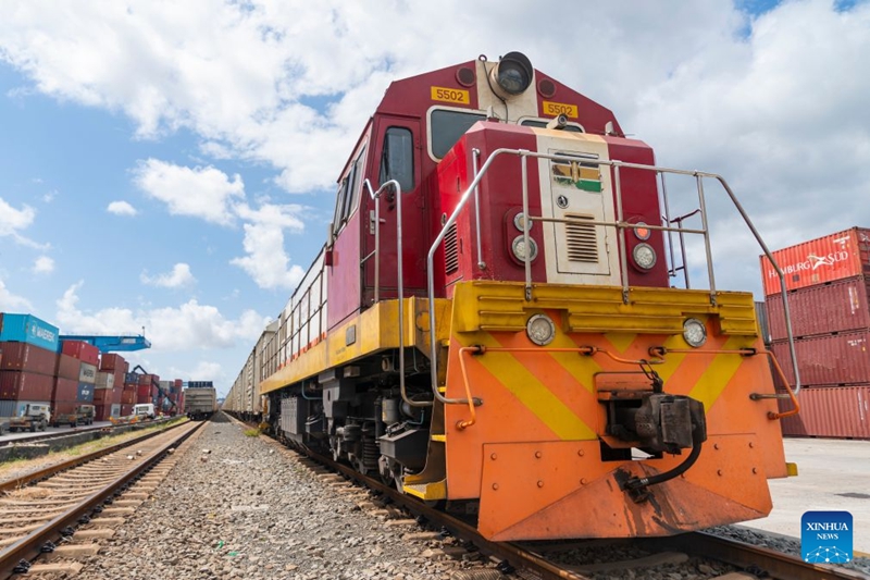 Treni ya mizigo ikionekana katika Stesheni ya Reli ya Port Reitz kwenye ya Reli ya Standard Gauge (SGR) ya Mombasa-Nairobi, Mombasa, Kenya, Julai 9, 2026. (Xinhua/Xie Jianfei)