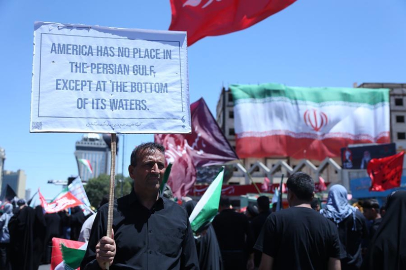Watu wakishiriki kwenye shughuli ya mazishi ya Kiongozi Mkuu wa Iran Ali Khamenei, Mashhad, Iran, Julai 9, 2026. (Xinhua/Shadati)