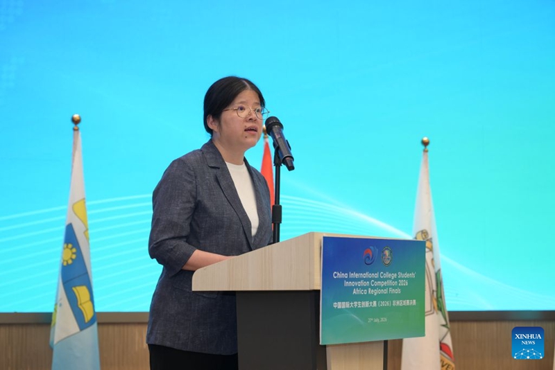 Feng Shuyi, makamu mkuu wa Chuo Kikuu cha Kilimo cha Nanjing,China akihutubia hafla ya utoaji tuzo za Fainali za Kanda ya Afrika za Mashindano ya Kimataifa ya Uvumbuzi ya Wanafunzi wa Vyuo vya China 2026 jijini Nairobi, Kenya, Julai 27, 2026. (Xinhua/Yang Guang)