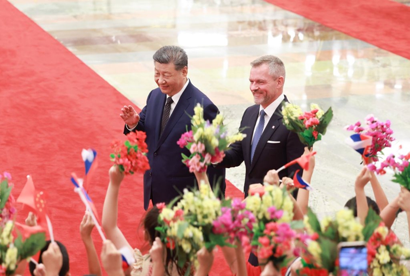 Rais wa China Xi Jinping akifanya hafla ya kumkaribisha Rais wa Slovakia Peter Pellegrini kwenye Ukumbi wa Kaskazini wa Jumba la Mikutano ya Umma la Beijing, kabla ya mazungumzo yao, Julai 28, 2026. (Xinhua/Ding Lin)