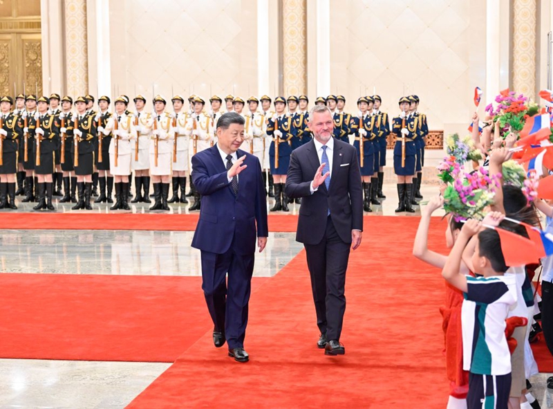 Rais wa China Xi Jinping akifanya hafla ya kumkaribisha Rais wa Slovakia Peter Pellegrini kwenye Ukumbi wa Kaskazini wa Jumba la Mikutano ya Umma la Beiijing, kabla ya mazungumzo yao, Julai 28, 2026. (Xinhua/Yue Yuewei)