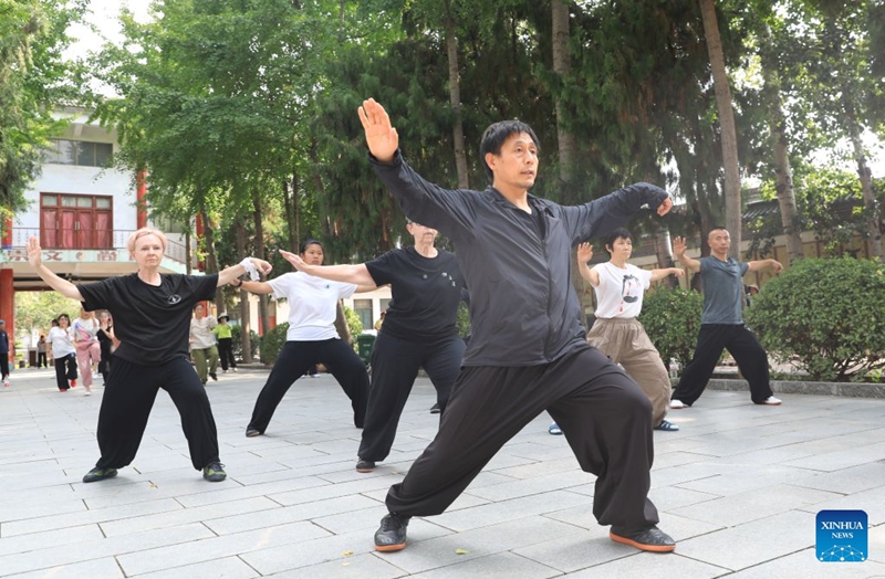 Kocha wa Tai Chi Bw. Chen Ziqiang (mbele) akiongoza wanafunzi kucheza mchezo wa Tai Chi huko Chenjiagou katika Wilaya ya Wenxian mkoani Henan, katikati mwa China, Julai 27, 2026. (Picha na Huang Fuxing/Xinhua)