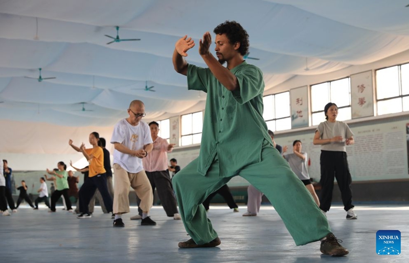 Wapenda Tai Chi kutoka nchi mbalimbali wafanya uzoefu wa Michezo ya Wushu ya China huko Chenjiagou Henan