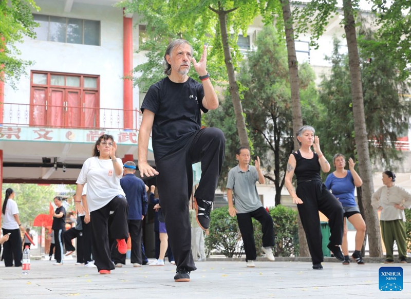 Wapenda Tai Chi kutoka nchi mbalimbali wafanya uzoefu wa Michezo ya Wushu ya China huko Chenjiagou Henan