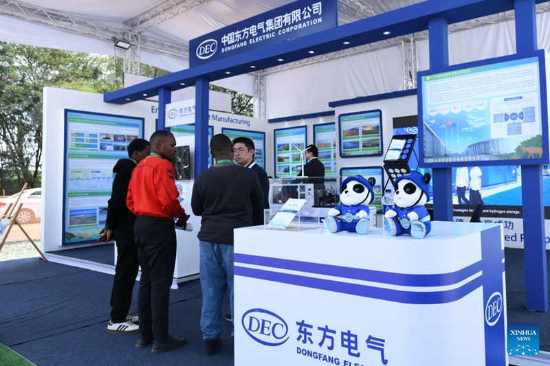 Watu wakitembelea banda la kampuni moja ya China kwenye Maonyesho ya Umeme na Nishati ya Afrika na Maonyesho ya Nishati ya Jua ya Afrika jijini Nairobi, Kenya, Julai 29, 2026. (Xinhua/Liu Qiong)