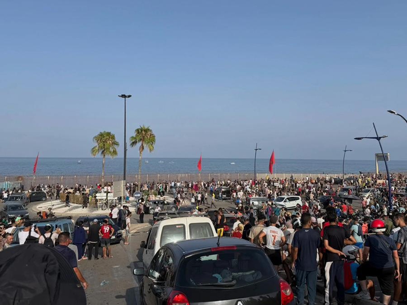 Watu waliokusanyika kwenye upande wa Morocco wa mpaka na eneo la Ceuta la Hispania la Afrika Kaskazini, wakijiandaa kuvuka kuingia katika eneo hilo, Julai 30, 2026. (Picha na Liu Wenyong/Xinhua)