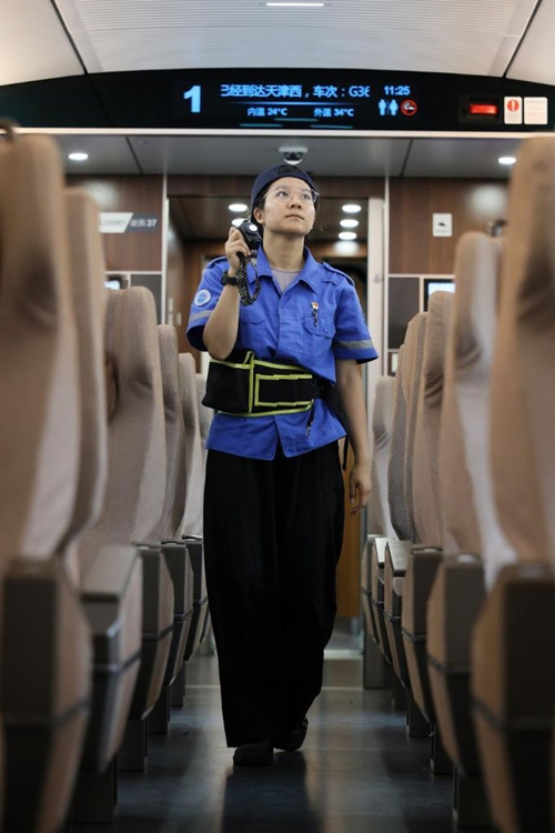 Fundi wa kike ahakikisha usalama wa treni katika Mji wa Tianjin kaskazini mwa China