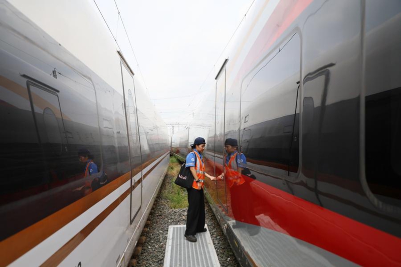 Fundi wa kike ahakikisha usalama wa treni katika Mji wa Tianjin kaskazini mwa China