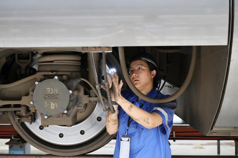 Fundi wa kike ahakikisha usalama wa treni katika Mji wa Tianjin kaskazini mwa China