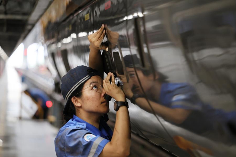 Fundi wa kike ahakikisha usalama wa treni katika Mji wa Tianjin kaskazini mwa China