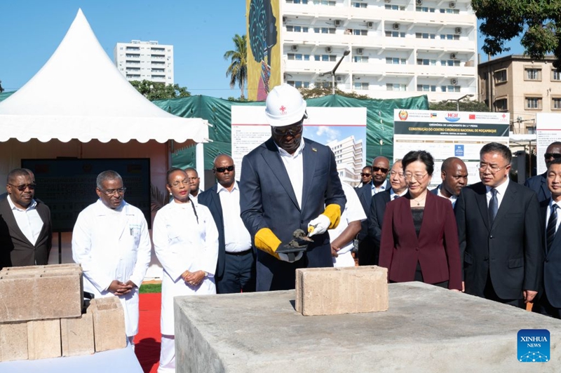 Rais wa Msumbiji Daniel Chapo akishiriki kwenye hafla ya kuweka jiwe la msingi kwa Mradi wa Kituo cha Kitaifa cha Upasuaji kinachojengwa kwa msaada wa China mjini Maputo, Msumbiji, Agosti 3, 2026. (Picha na Mendes Mondlane/Xinhua)