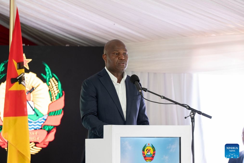 Rais wa Msumbiji Daniel Chapo akihutubia hafla ya kuweka jiwe la msingi kwa Ujenzi wa Kituo cha Kitaifa cha Upasuaji unaofanywa kwa msaada wa China mjini Maputo, Msumbiji, Agosti 3, 2026. (Picha na Mendes Mondlane/Xinhua)