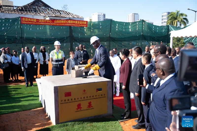 Rais wa Msumbiji Daniel Chapo akihudhuria hafla ya kuweka jiwe la msingi kwa Ujenzi wa Kituo cha Kitaifa cha Upasuaji unaofanywa kwa msaada wa China mjini Maputo, Msumbiji, Agosti 3, 2026. (Picha na Mendes Mondlane/Xinhua)