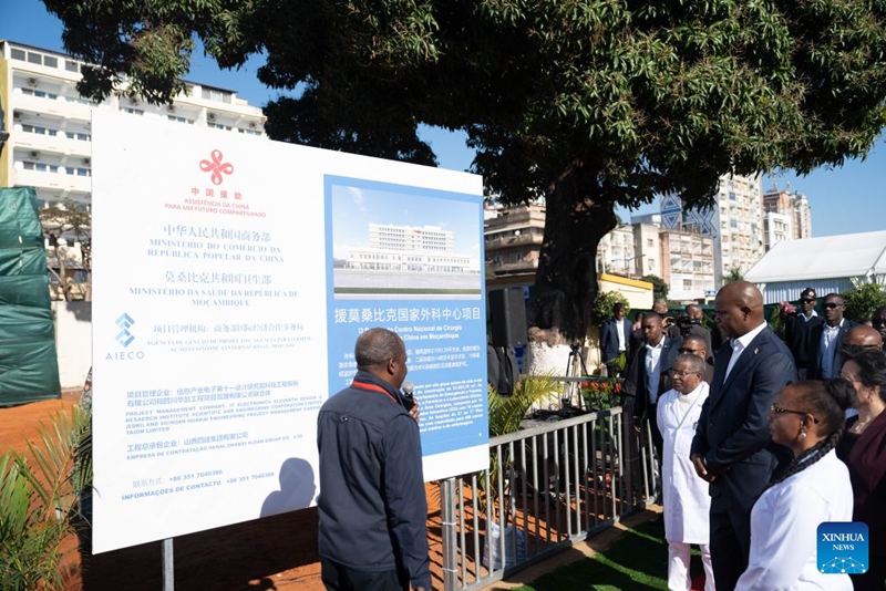 Rais wa Msumbiji Daniel Chapo (wa pili kulia) akisikiliza maelezo ya Mradi wa Kituo cha Kitaifa cha Upasuaji kinachojengwa kwa msaada wa China kwenye hafla ya kuweka jiwe la msingi kwa mradi huo mjini Maputo, Msumbiji, Agosti 3, 2026. (Xinhua/Liu Jie)