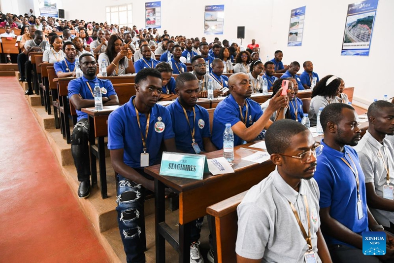 Kundi la kwanza la wanafunzi wa kozi ya mafunzo wakihudhuria hafla ya uzinduzi wa Mpango wa Vipaji wa Seagull, Yaounde, Cameroon, Agosti 3, 2026. (Xinhua/Kepseu)