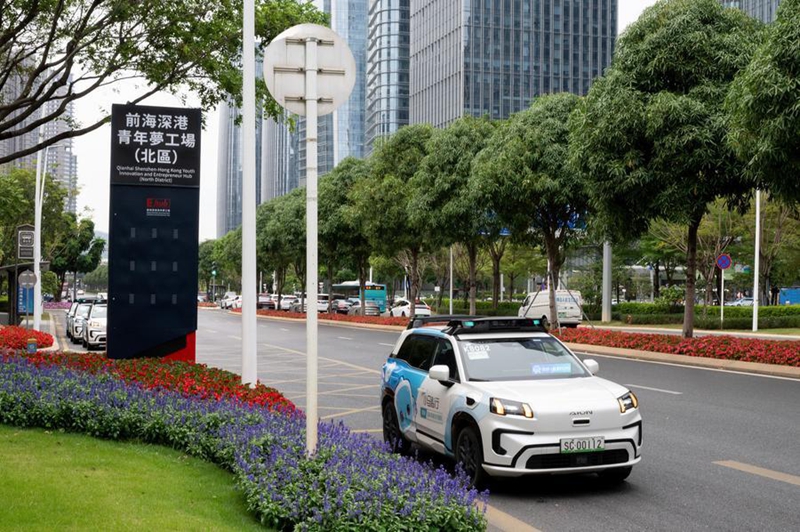 Teksi ya Pony.ai inayojiendesha yenyewe ikionekana katika Eneo la Nanshan la Shenzhen, Mkoa wa Guangdong, kusini mwa China, Machi 28, 2026. (Xinhua/Liu Mengqi)