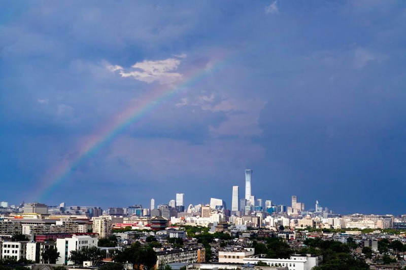 Upinde wa mvua ukionekana angani baada ya mvua kunyesha mjini Beijing, Agosti 3, 2026. (Xinhua/Du Juanjuan)