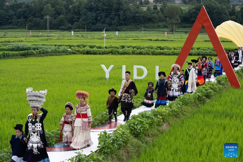 Maonyesho ya mitindo ya mavazi ya kijadi ya kabila yafanyika Sichuan, China