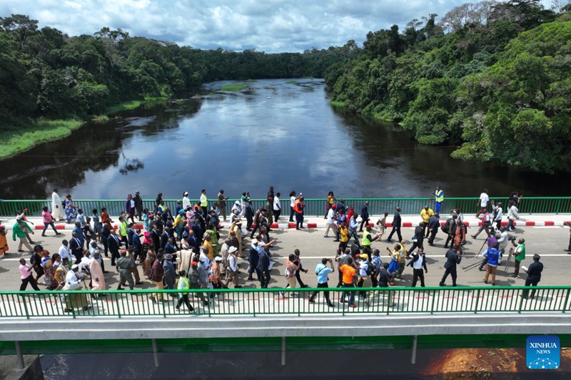 Picha iliyopigwa Agosti 5, 2026 ikionyesha watu wakitembea kwenye Daraja la Mto Nyong katika tarafa ya Nyong-et-Kelle ya Mkoa wa Kati, Cameroon. (Xinhua/Jean Pierre Kepseu)