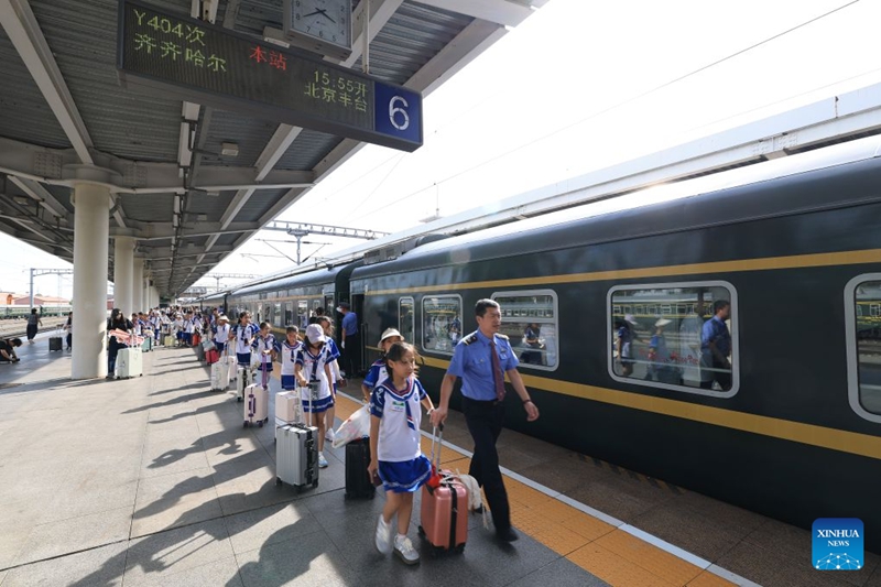 Treni ya kutoka Heilongjiang hadi Beijing yaandaliwa kwa ajili ya ziara ya masomo ya wanafunzi na walimu