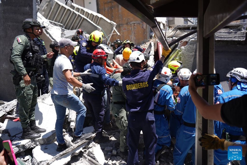 Watu wa uokoaji wakifanya kazi kwenye jengo lililoporomoka baada ya tetemeko la ardhi katika Mji wa Manizales, Colombia, Agosti 10, 2026. (COLPRENSA/kupitia Xinhua)