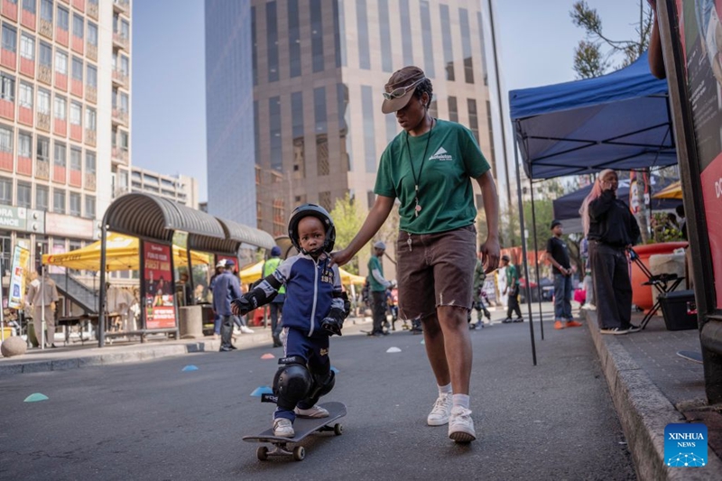 Shughuli ya muda usio na uendeshaji wa magari mitaani yafanyika Johannesburg, Afrika Kusini