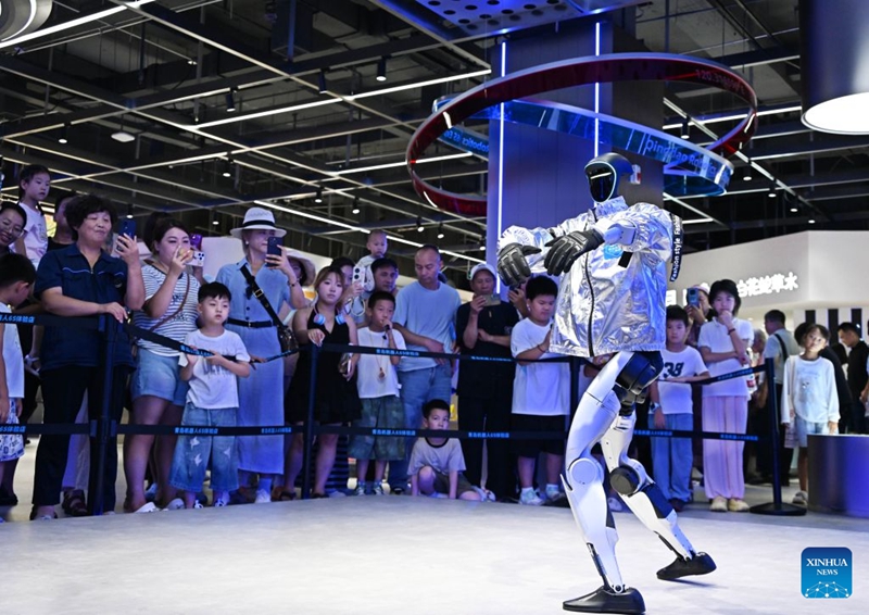 Duka la kwanza la kujaribu na kupata huduma za roboti 6S mjini Qingdao, China lafunguliwa