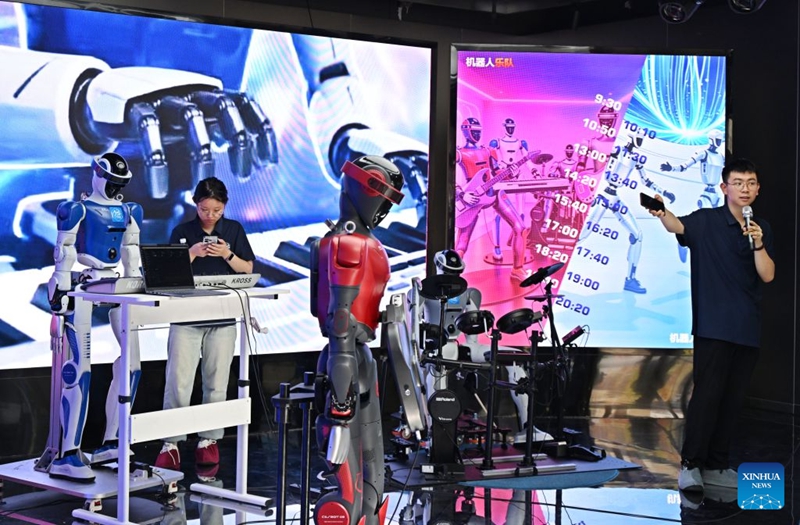 Duka la kwanza la kujaribu na kupata huduma za roboti 6S mjini Qingdao, China lafunguliwa