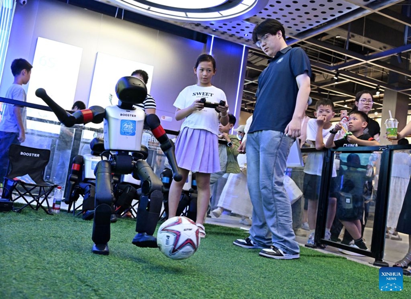 Duka la kwanza la kujaribu na kupata huduma za roboti 6S mjini Qingdao, China lafunguliwa