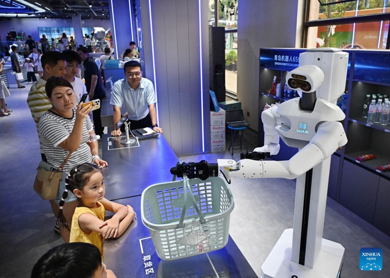 Duka la kwanza la kujaribu na kupata huduma za roboti 6S mjini Qingdao, China lafunguliwa
