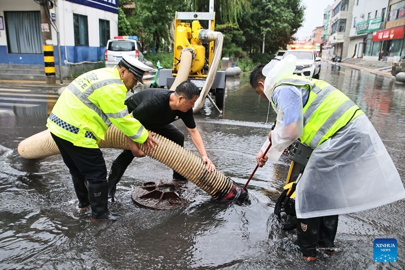 Wafanyakazi wakiondoa maji yaliyofurika barabarani katika Wilaya ya Weishi ya Kaifeng, Mkoa wa Henan, katikati mwa China, Agosti 11, 2026. (Picha na Li Xinyi/Xinhua)