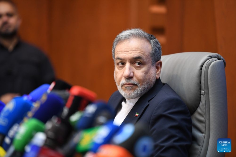 Waziri wa Mambo ya Nje wa Iran Seyed Abbas Araghchi akihudhuria hafla ambapo Wizara za Iran za Mambo ya Nje na ile ya Afya zinatia saini nyaraka ya makubaliano (MoU) juu ya ushirikiano katika kujenga upya miundombinu iliyobomolewa wakati wa vita mjini  Tehran, Iran, Agosti 11, 2026. (Xinhua/Shadati)